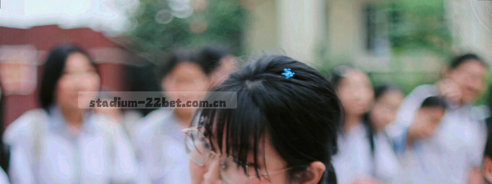 体育场看台灯光与深绿色数据条带横向铺陈